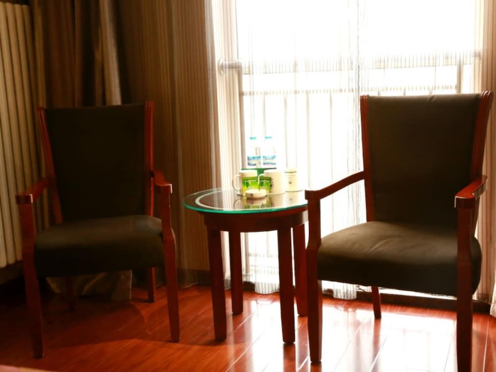 Superior Room, 1 King Bed photo 3