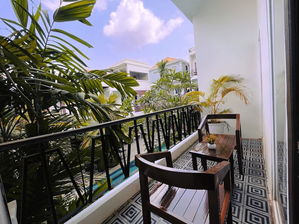 Family Room, Balcony, Pool View (Free Bus Station Pick up) - Photo 13