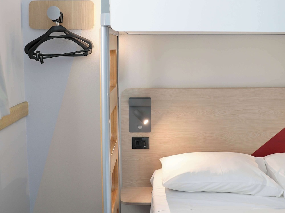 Standard Room, Multiple Beds thumbnail 5