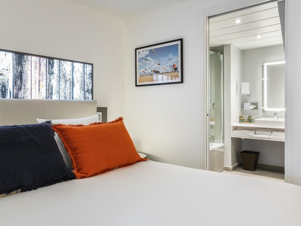 Junior Suite, 1 King Bed, Non Smoking, Housekeeping - Photo 7