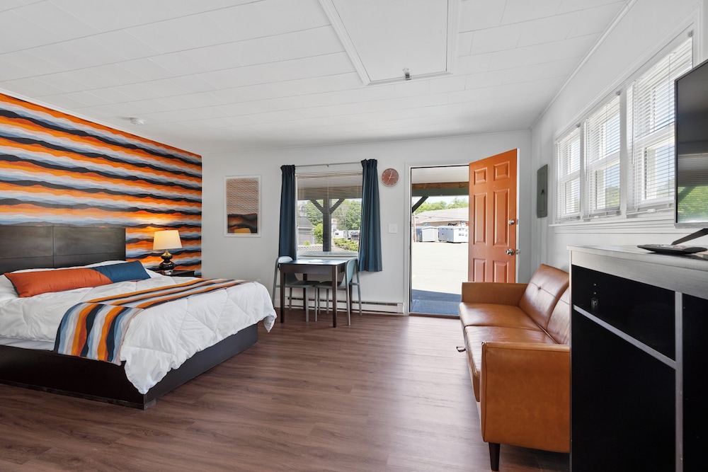 Deluxe Queen Studio with Futon and Kitchenette photo 3
