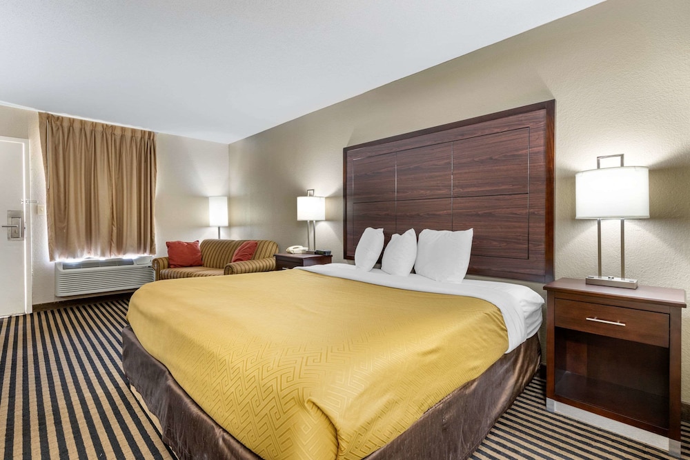 Standard Room, 1 King Bed, Non Smoking - Photo 2