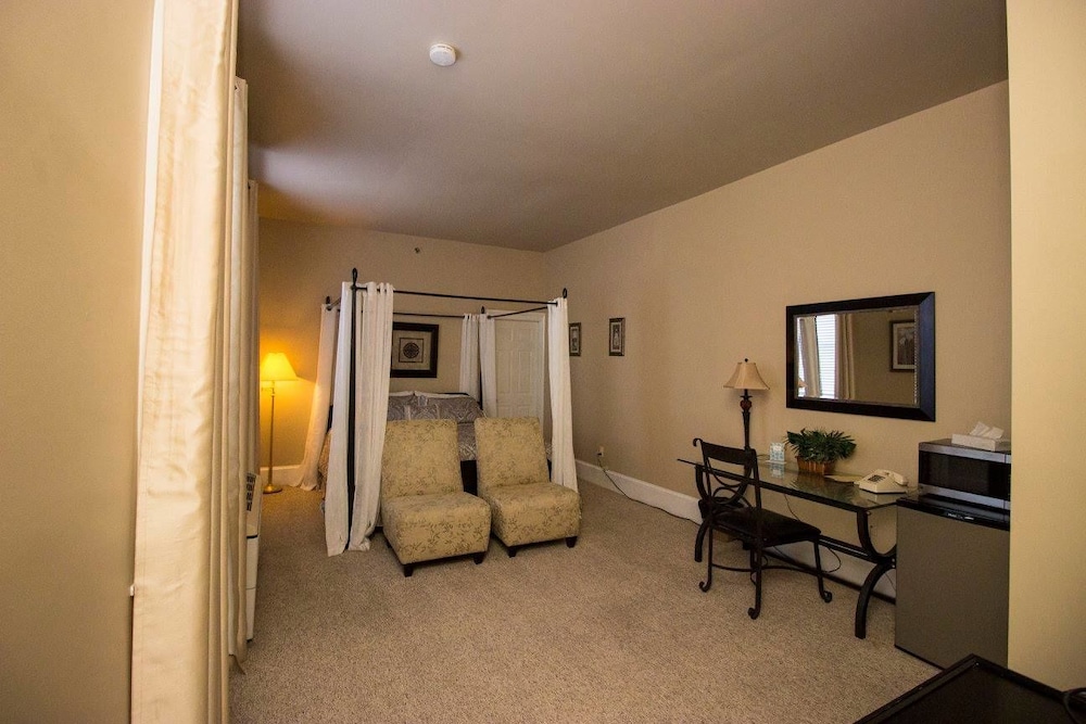 Joseph Richard Suite photo 1