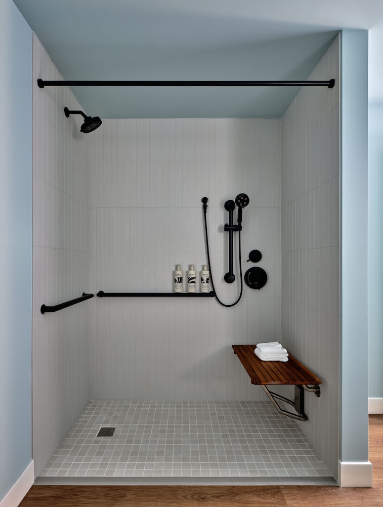 Deluxe Room, 2 Queen Beds, Roll-in Shower (ADA) - Photo 4