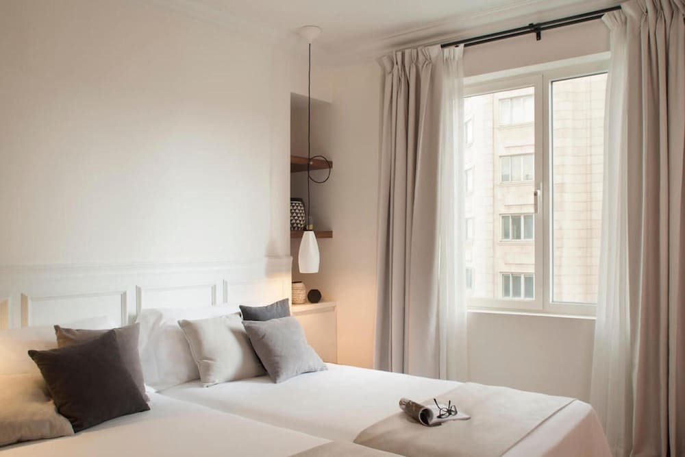 Deluxe Room, Non Smoking, City View thumbnail 6