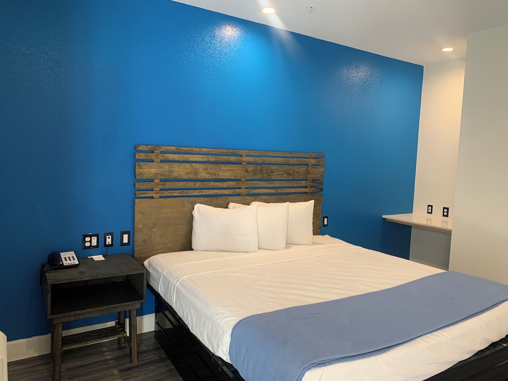 Room, 1 King Bed, Non Smoking - Photo 1