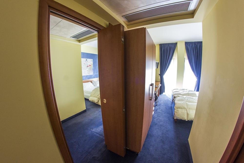 Standard Room, Multiple Beds - Photo 2