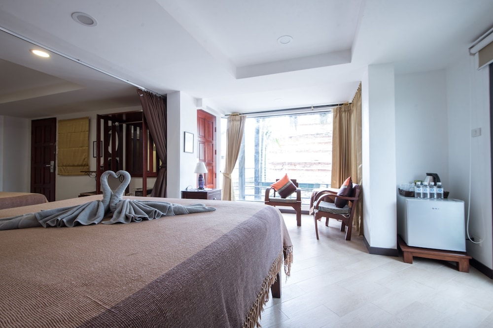 Family Double Room, 2 Double Beds thumbnail 5