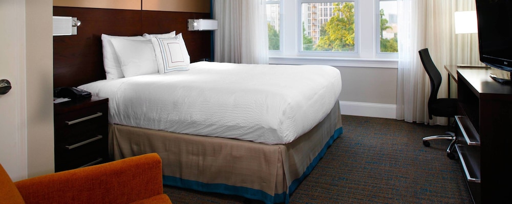 Suite, 1 Bedroom - Photo 2