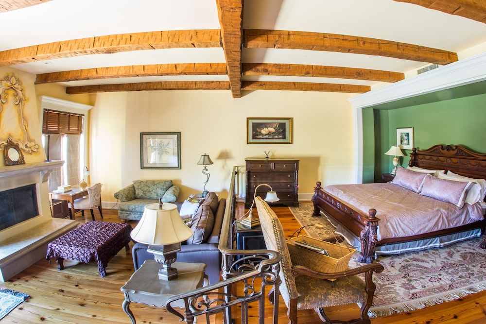 Viognier Suite, 1 King Bed, Vineyard View photo 1