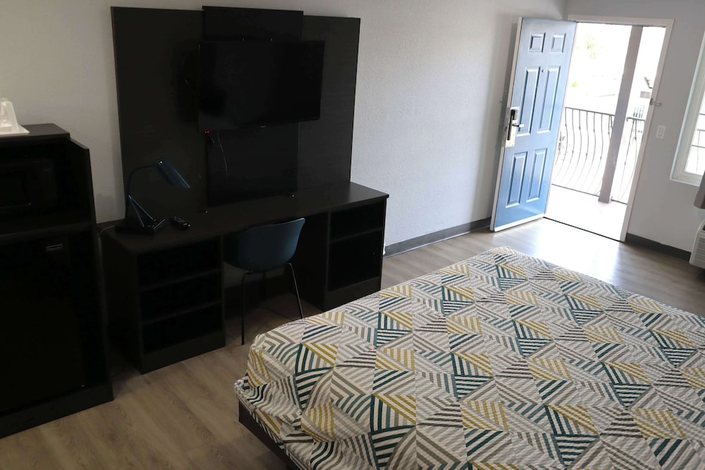 Deluxe Room, 1 King Bed, Smoking, Refrigerator & Microwave - Photo 10