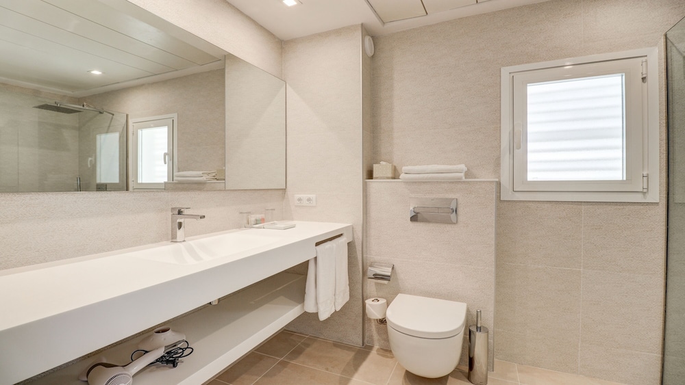Double Room, Balcony, Partial Sea View (2 adults) - Photo 4