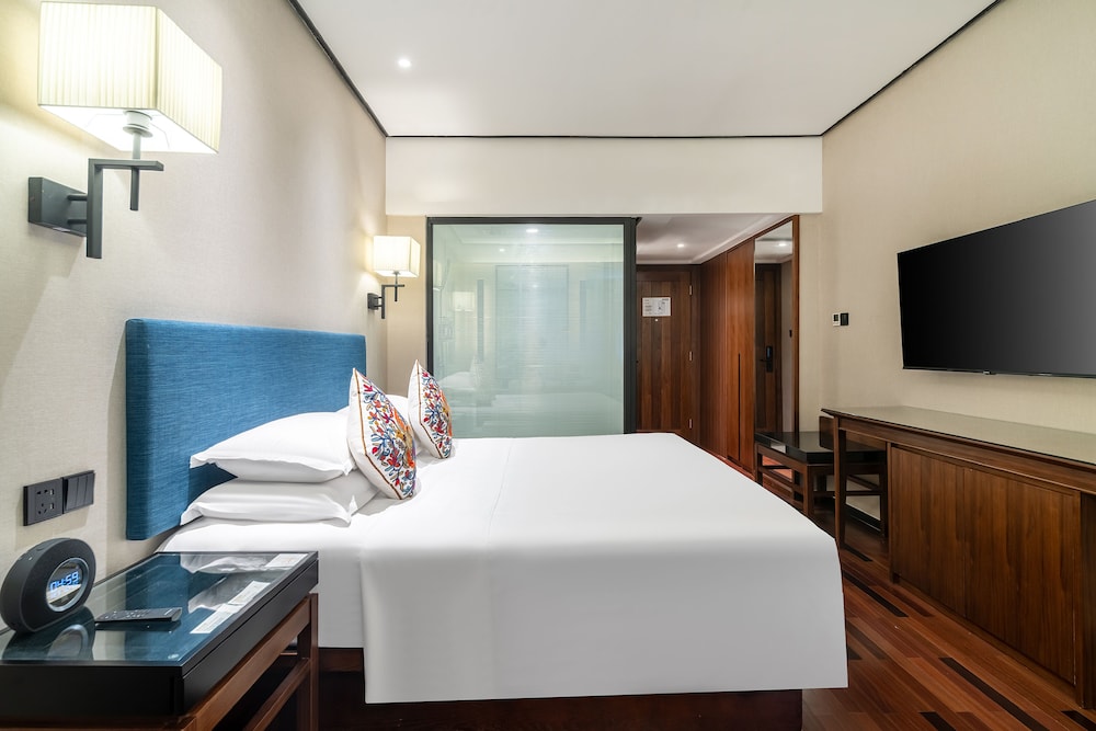 Deluxe Room, 1 King Bed photo 1