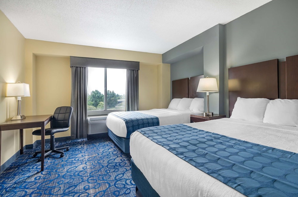 Suite, 2 Queen Beds, Non Smoking, Refrigerator & Microwave - Photo 2