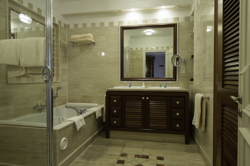 Executive Suite, Pool View