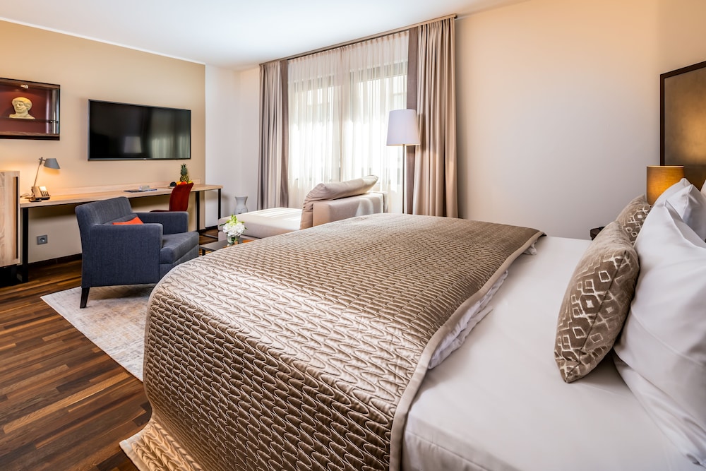 Suite (2-Room) photo 2