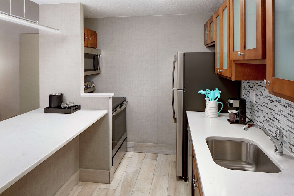 Suite, 2 Queen Beds, Kitchen - Photo 6