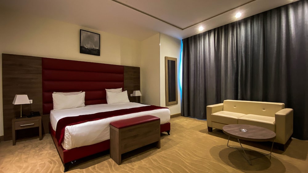 Deluxe Suite, 1 King Bed With Sofa Bed, Non Smoking