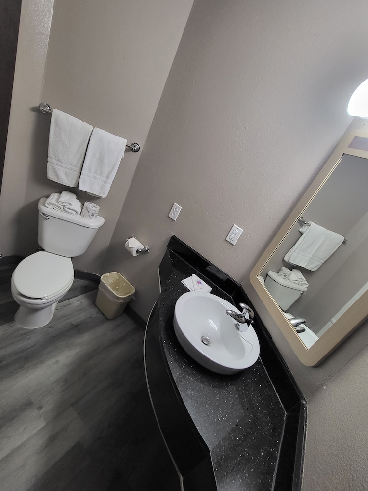Standard Room, 2 Double Beds, Non Smoking - Photo 10