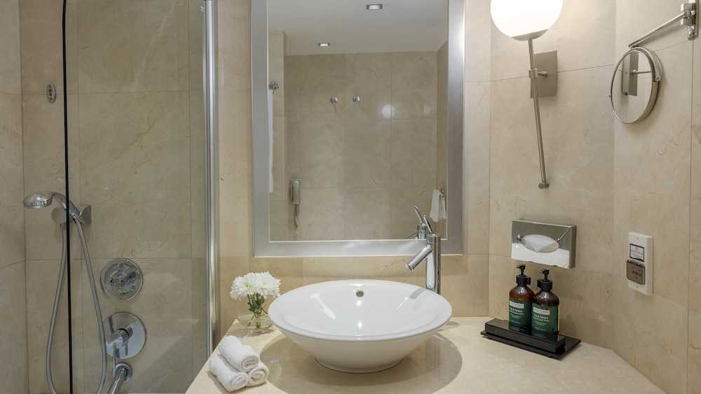 Standard Room, 1 Queen Bed, Club Lounge Access (High Floor) thumbnail 5
