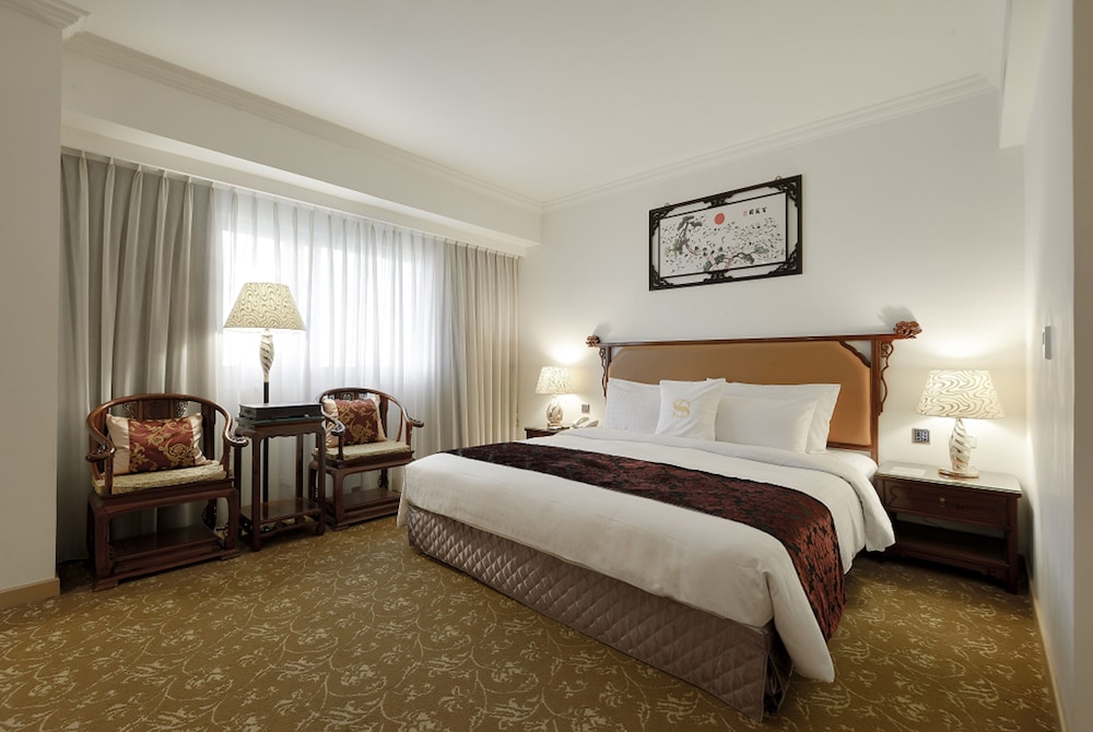 Executive Suite - Photo 2