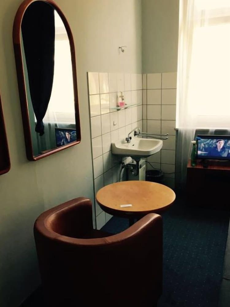 Economy Single Room, Shared Bathroom photo 2