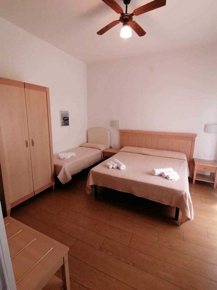 Basic Triple Room photo 3