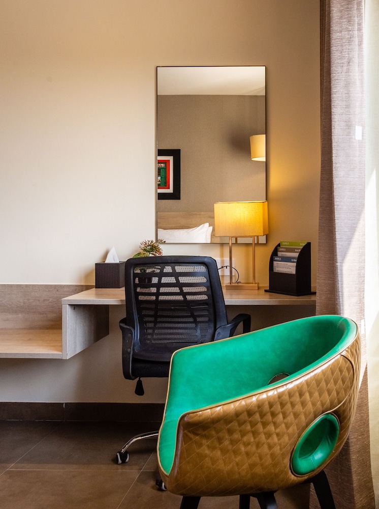 Deluxe Room, Non Smoking - Photo 6