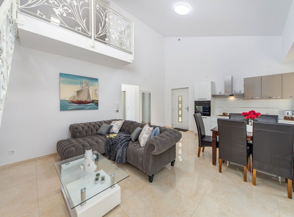 Villa (Three Bedroom House with Pool)
