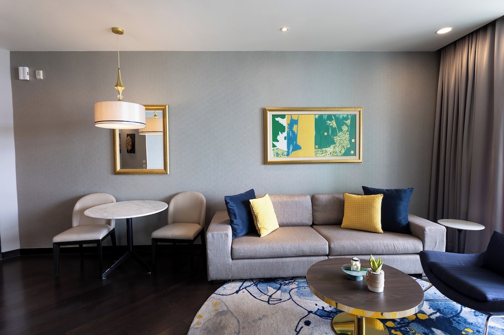 One Bedroom Suite King City View