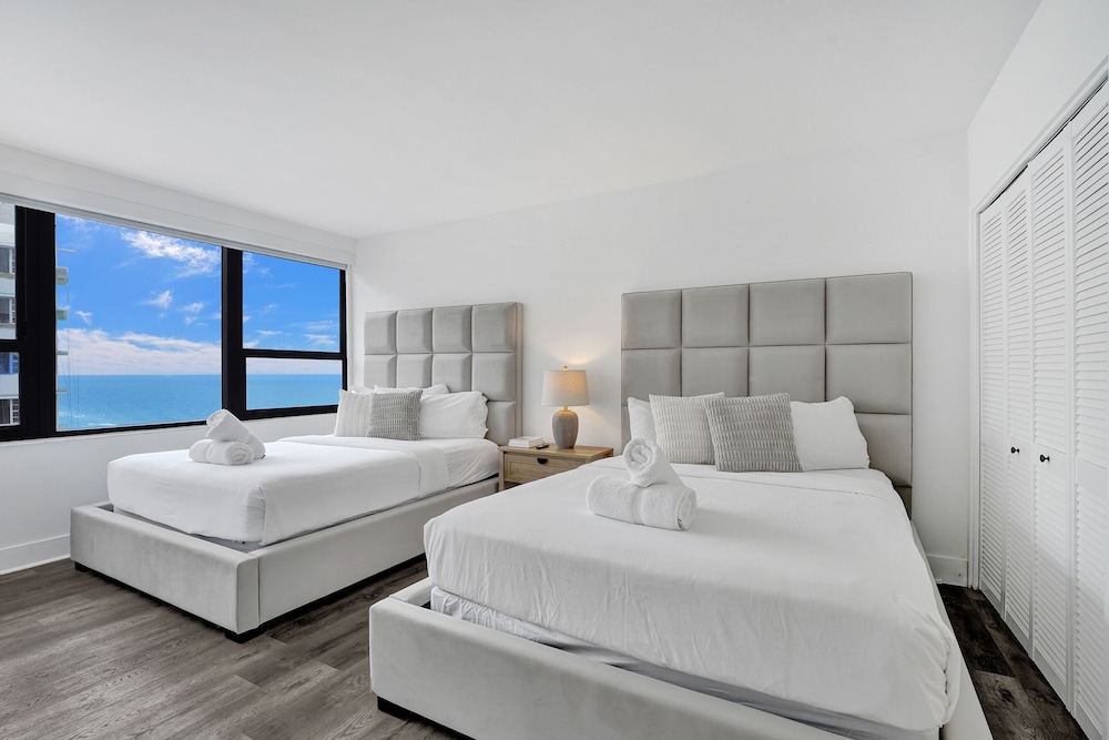 Beautiful Oceanside Retreat with Beach Service 1606