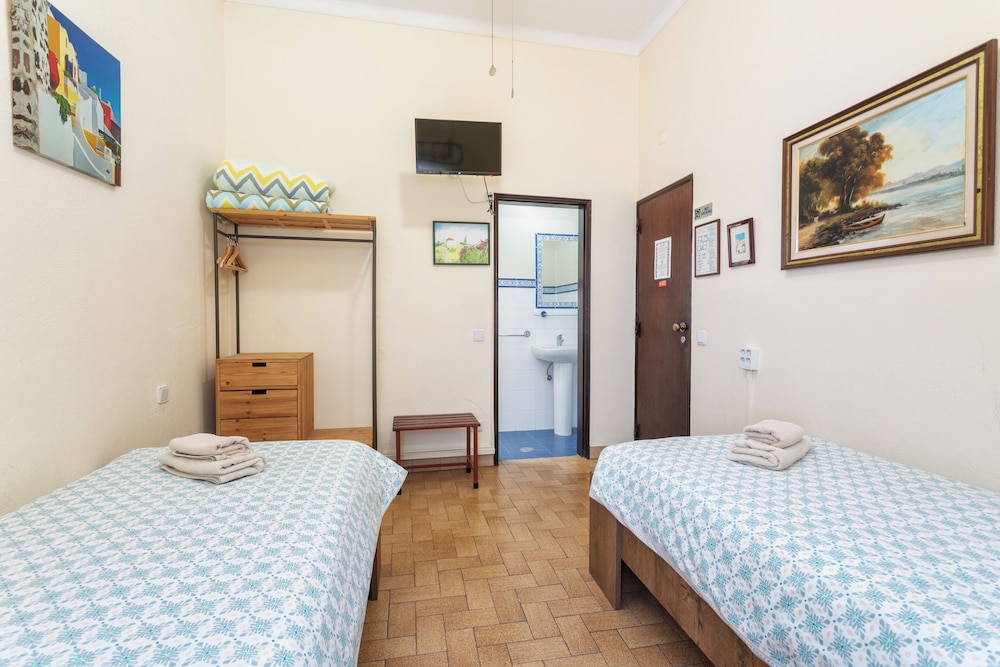 Basic Twin Room, 2 Twin Beds photo 3