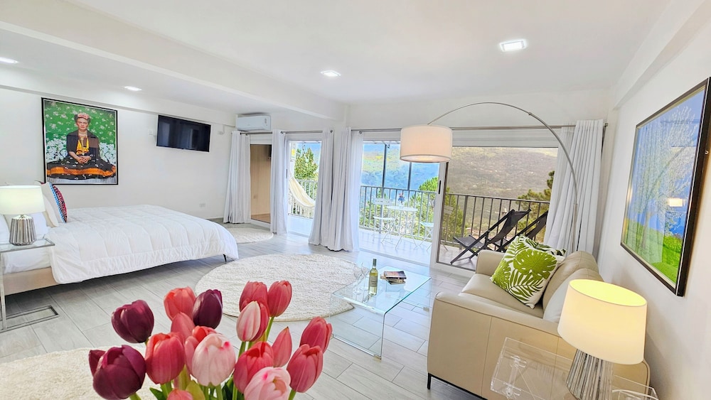 Superior Suite, 1 King Bed, Kitchenette, Valley View photo 1