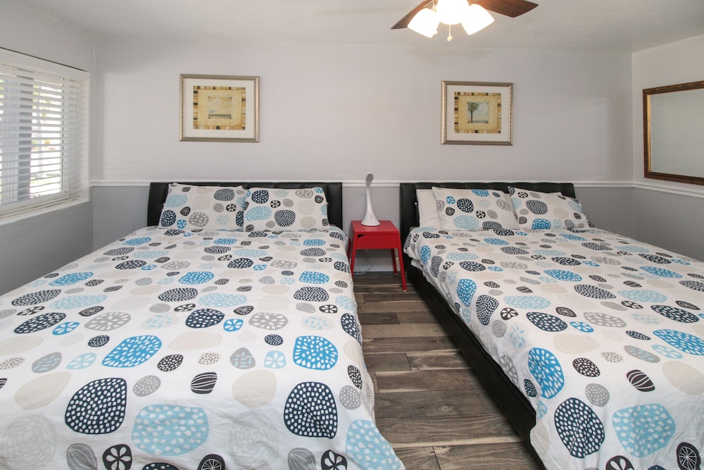 Studio, 2 Queen Beds (with kitchen)