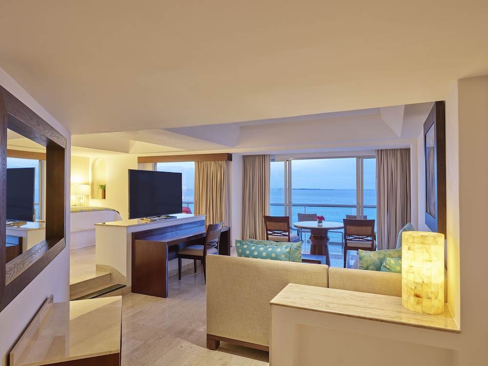Infinite Ocean Front Two Bedroom Master Suite (1K+2Q) - Photo 5