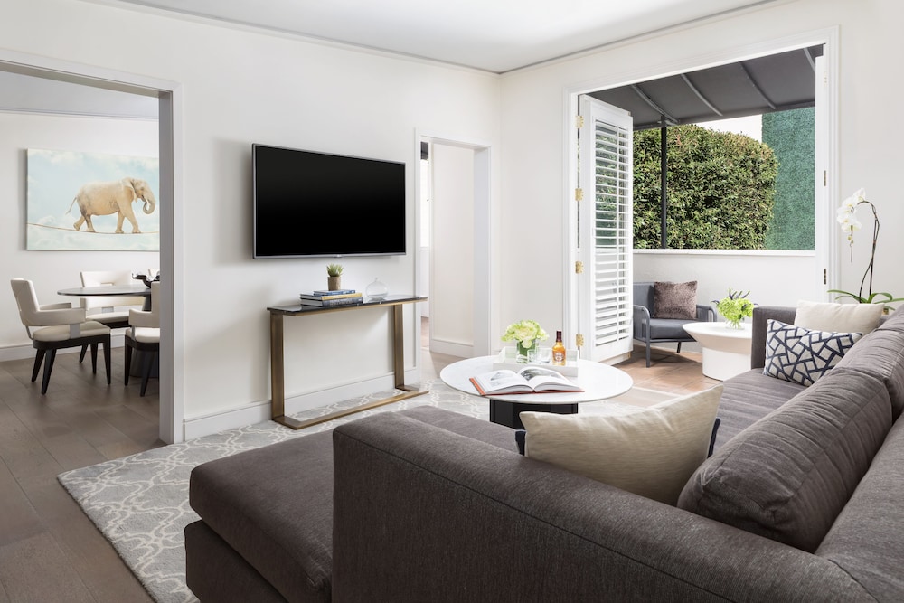 Luxury Suite with Pool View