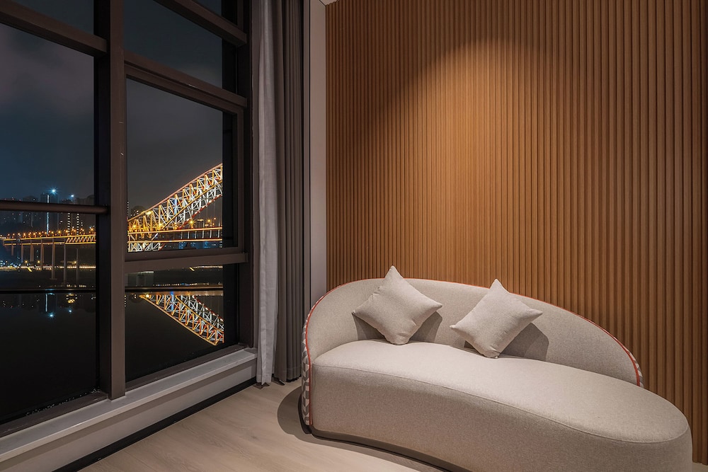 1 King 1 Bedroom Suite River View thumbnail 5