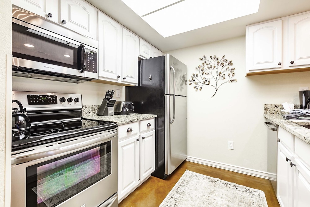 2 Bedroom Condominium - Photo 24