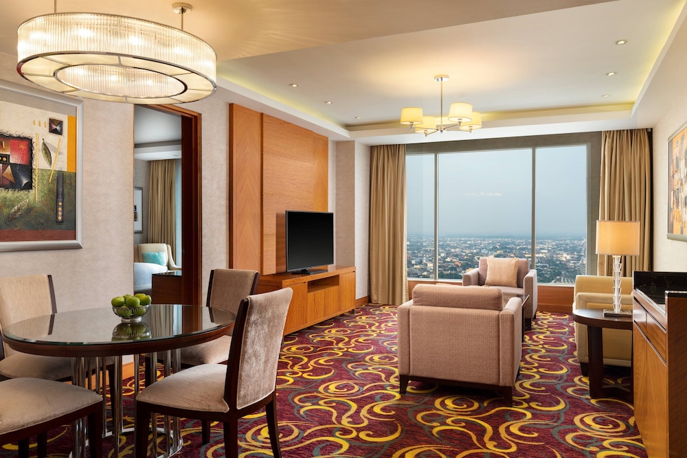 Junior Suite, 1 King Bed, City View photo 3