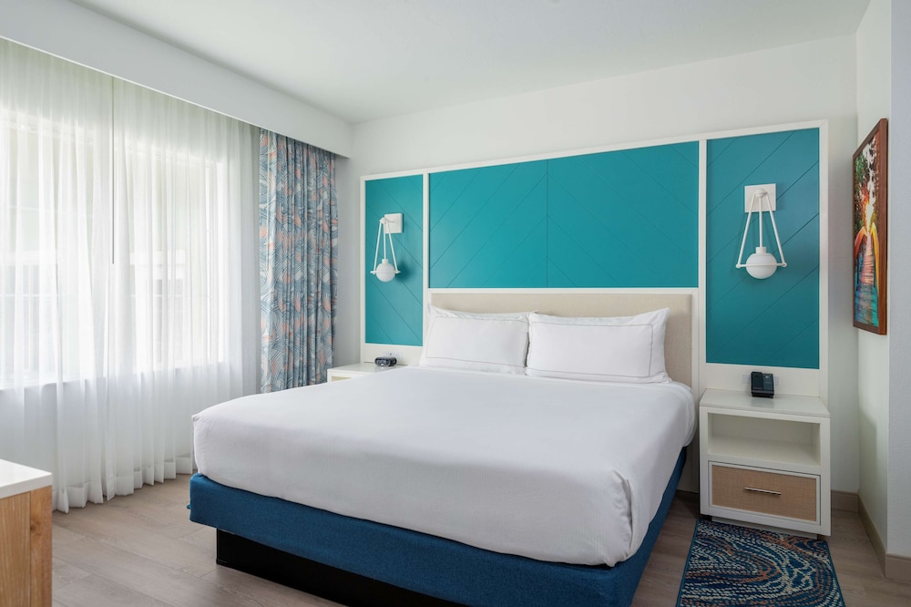 Suite, 1 King Bed, Balcony, Pool View - Photo 2