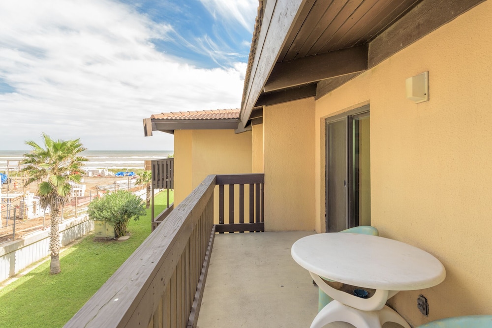 Superior Condo, 1 King Bed with Sofa bed, Resort View, Beachside