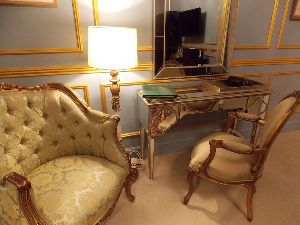 Signature Double Room, Ensuite, Park View No Pets Allowed (Four Poster) photo 3