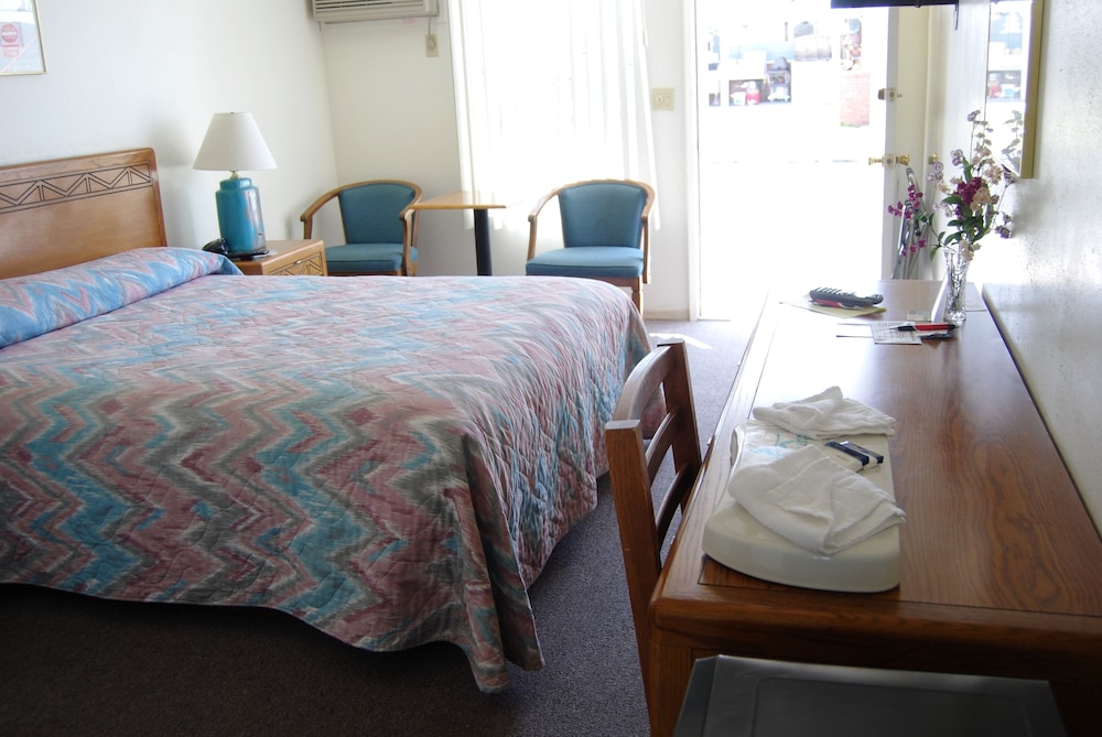 Standard Room, 1 Queen Bed photo 1
