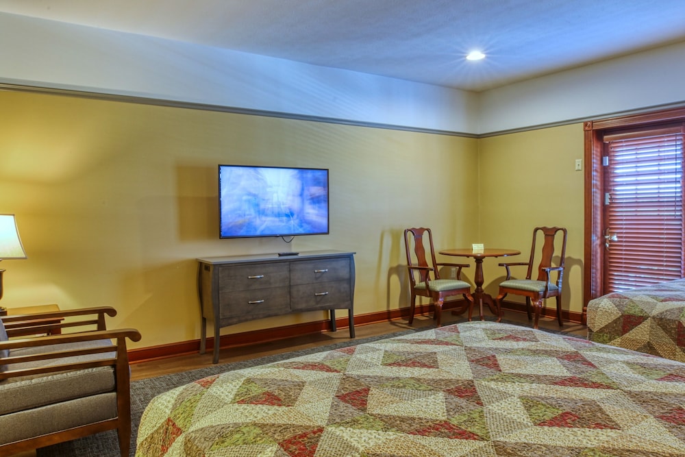 Standard Room, 2 Queen Beds photo 2