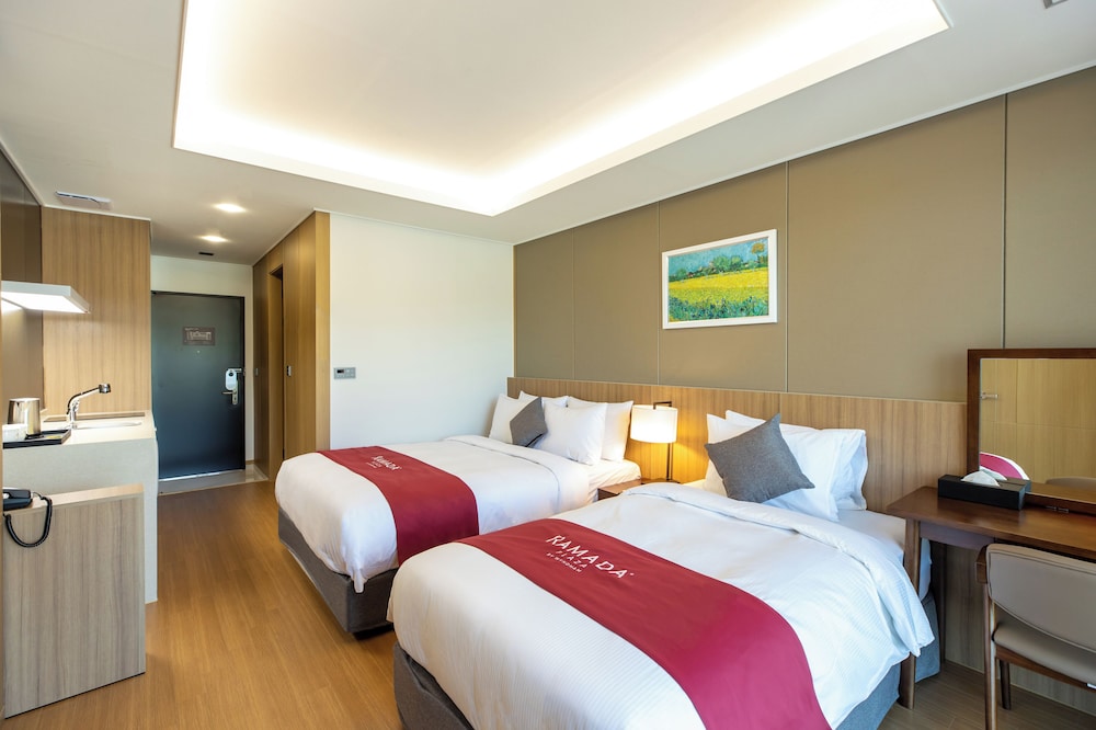 Room, Non Smoking (1 Dbl Bed, 1 Sg Bed, 3 Bedding Sets) - Photo 1