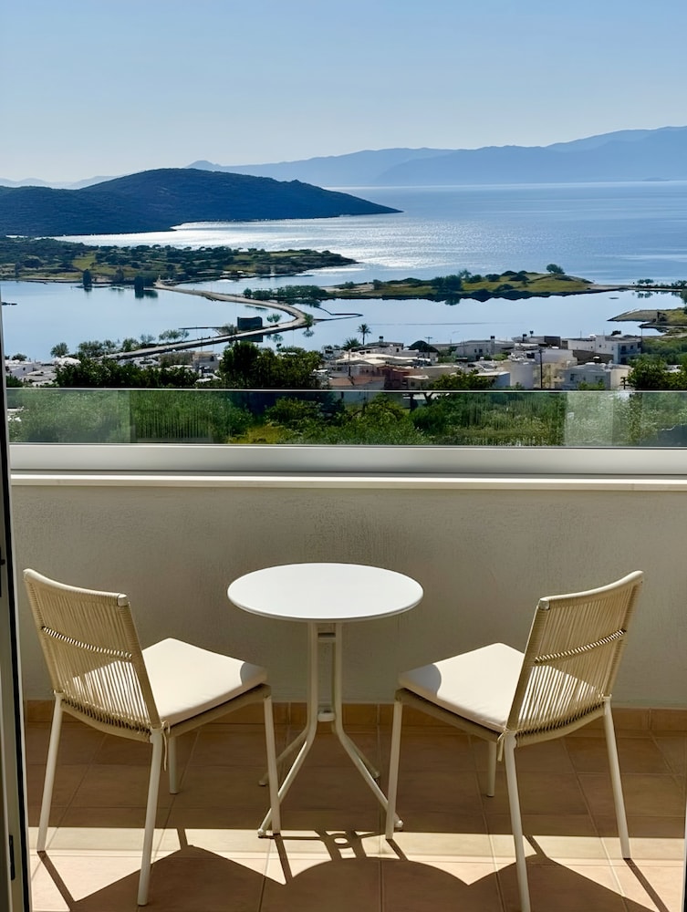 Deluxe Studio Suite, Pool Access, Sea View