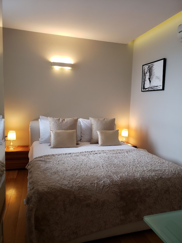 Large Open Plan One Bedroom photo 3