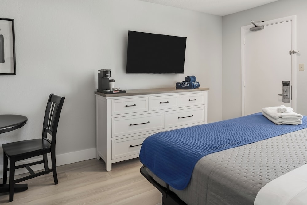 COURTYARD room, 1 King Bed, Across the street from the Beach photo 3