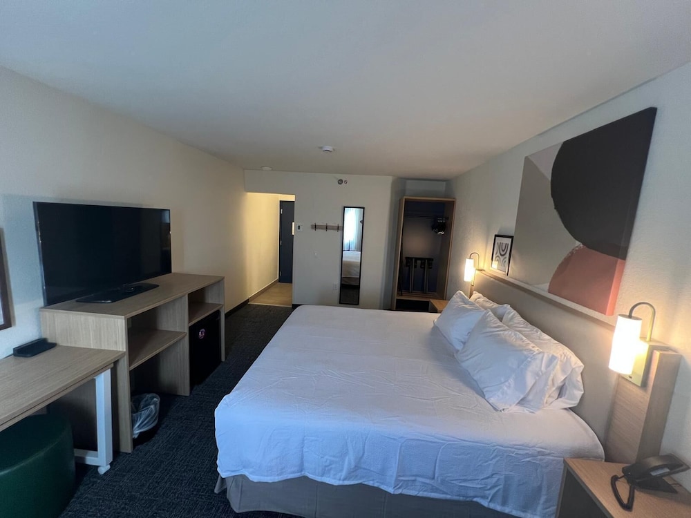 Room, 1 King Bed, Accessible (Hearing) - Photo 2