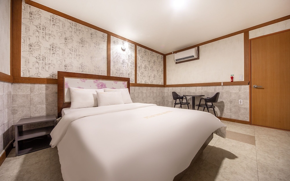 Room (Standard room (Modern design/PC/busin)